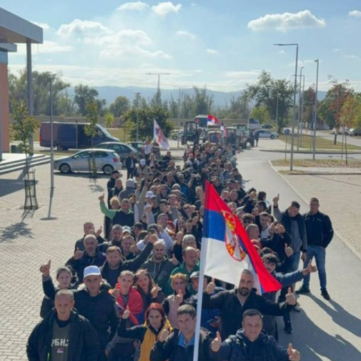 Mladi nakon noći u Futogu nastavljaju put ka Novom Sadu kako bi pružili podršku Vučiću