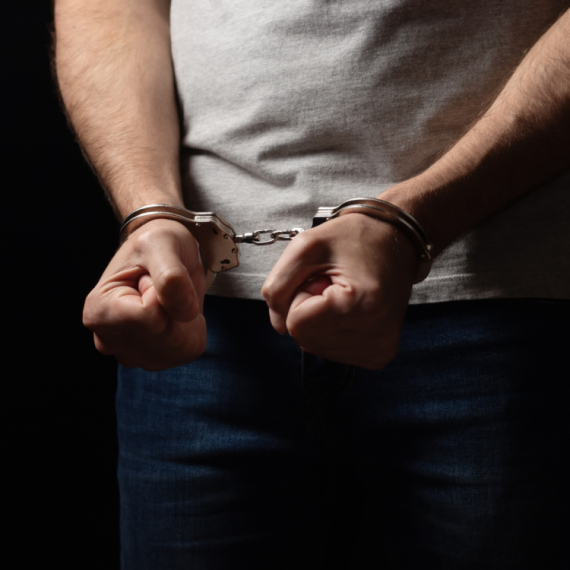 Uhapšeni osumnjičeni za nelegalnu trgovinu narkoticima u Novom Sadu