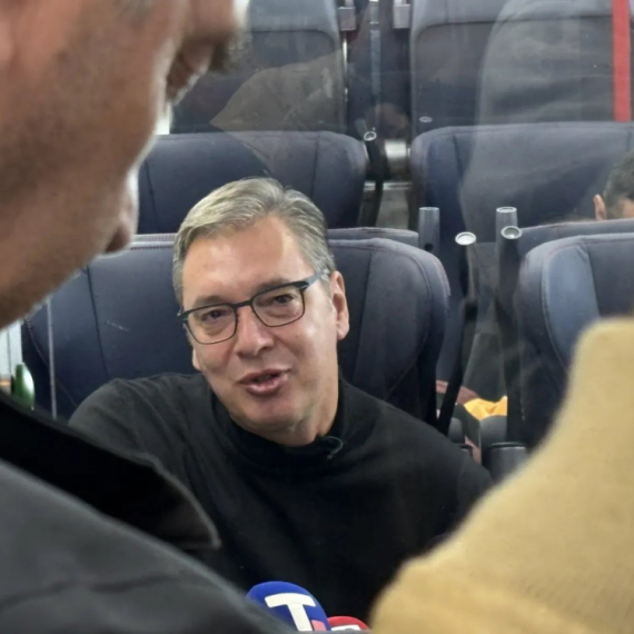 Vučić se obraća iz voza; Krenuo u Novi Sad na veliki skup VIDEO