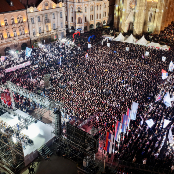 MUP: "Na večerašnjem skupu u Novom Sadu bilo prisutno oko 110.000 građana"