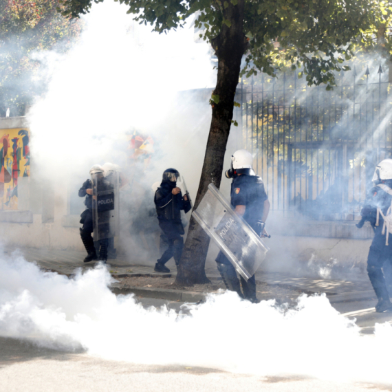 Haos u Tirani: Demonstranti pale i gađaju kamenicama; Policija upotrebila suzavac i vodene topove VIDEO