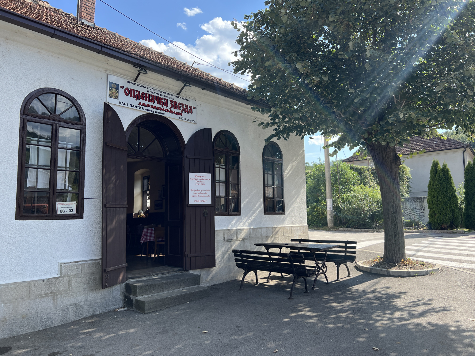 Karirani stolnjaci i viljuška sa Solunskog fronta: Najstarija kafana u Šumadiji, čuvar vremena i istorije FOTO