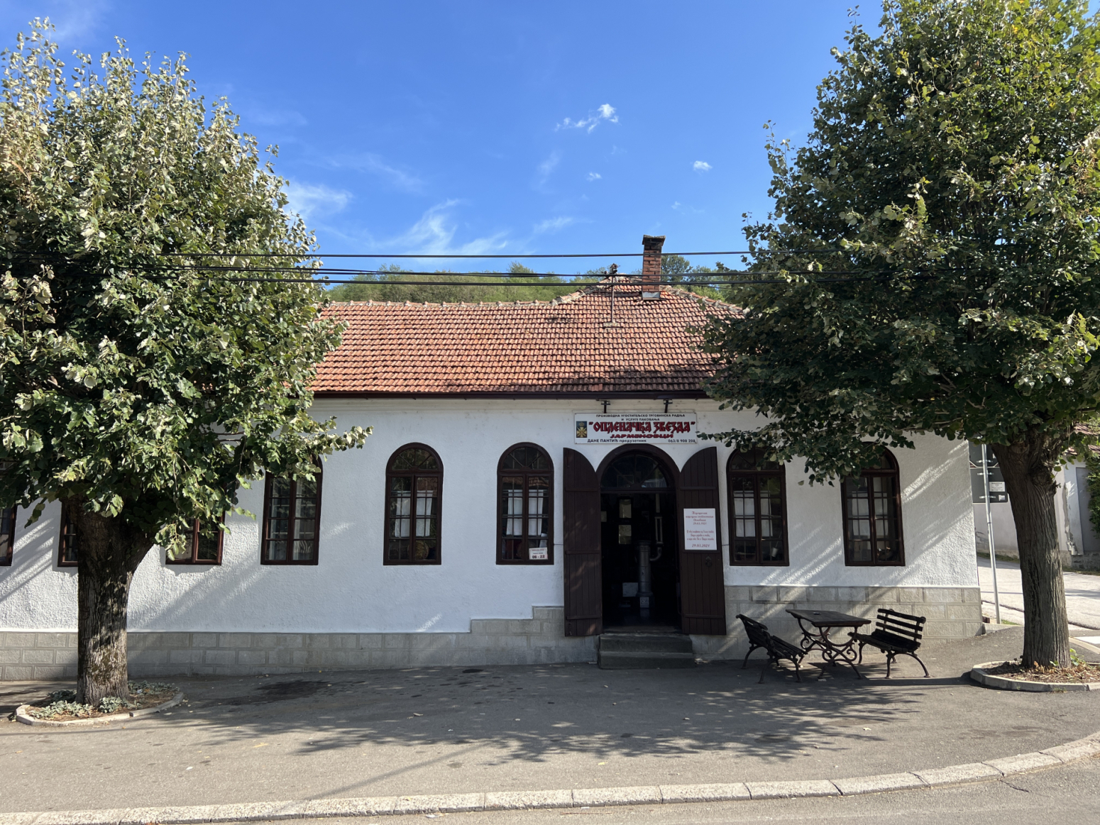 Karirani stolnjaci i viljuška sa Solunskog fronta: Najstarija kafana u Šumadiji, čuvar vremena i istorije FOTO