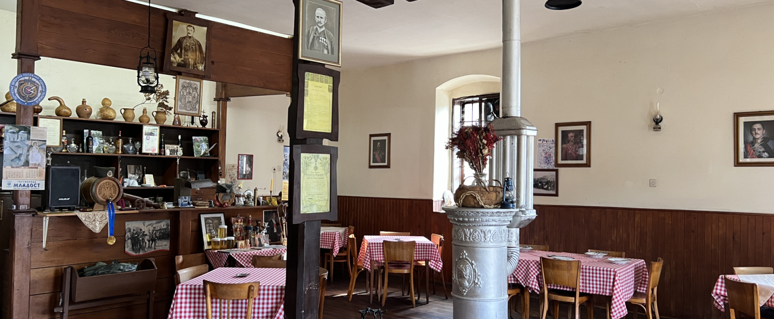 Karirani stolnjaci i viljuška sa Solunskog fronta: Najstarija kafana u Šumadiji, čuvar vremena i istorije FOTO