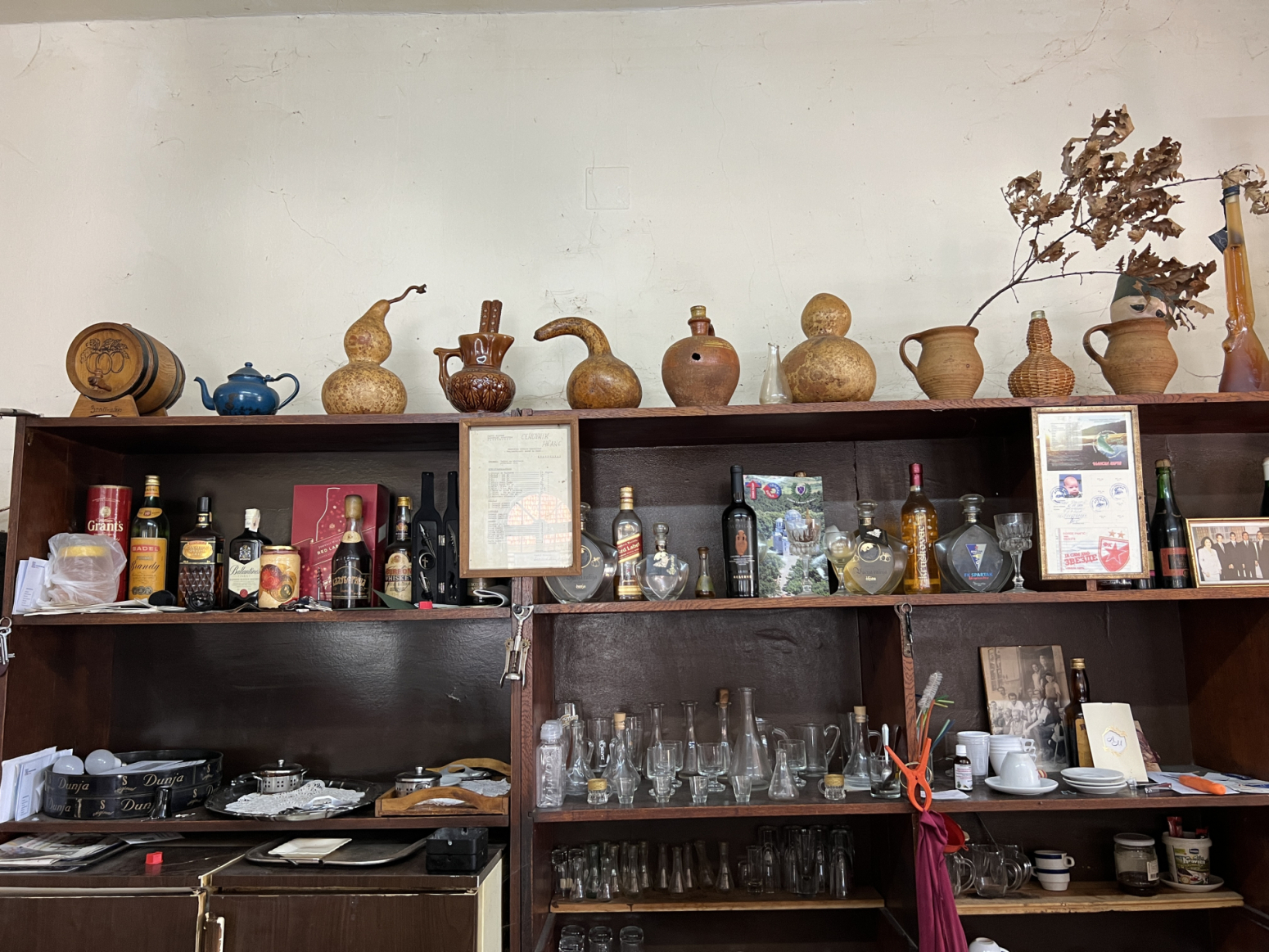 Karirani stolnjaci i viljuška sa Solunskog fronta: Najstarija kafana u Šumadiji, čuvar vremena i istorije FOTO