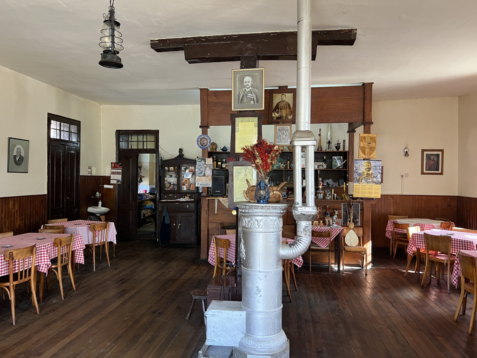 Karirani stolnjaci i viljuška sa Solunskog fronta: Najstarija kafana u Šumadiji, čuvar vremena i istorije FOTO