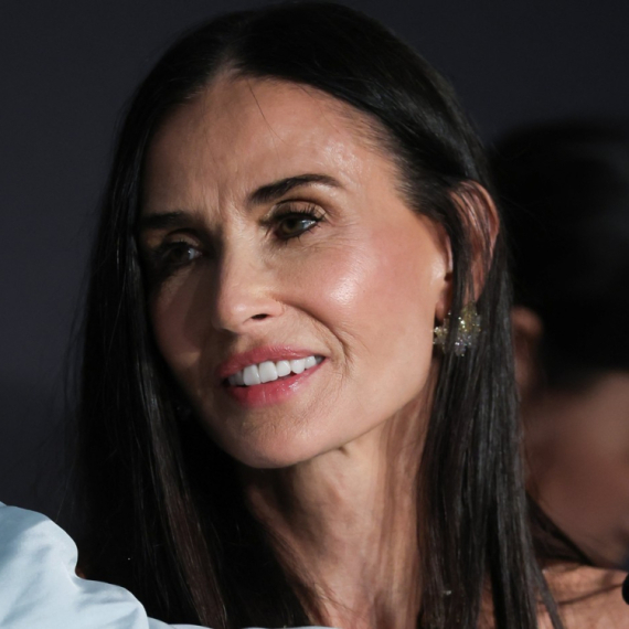 Demi Mur oduševila u običnoj majici i bez šminke: "Kakva je ovo čarolija?" FOTO