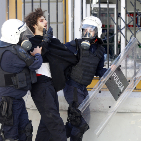 Albanska policija bez milosti; Evropa okreće glavu, a Srbiji je dve godine moralisala VIDEO