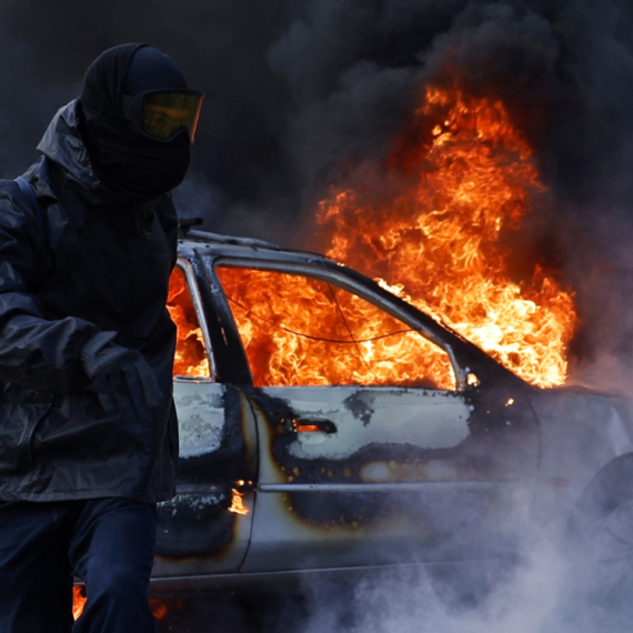 Totalni haos u Francuskoj: Letele dimne bombe, demonstranti upali u policijsku stanicu VIDEO