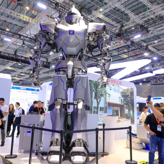 Ovo još niste videli: Kinezi napravili robota teškog 1,2 tone – menja ljude na terenu VIDEO
