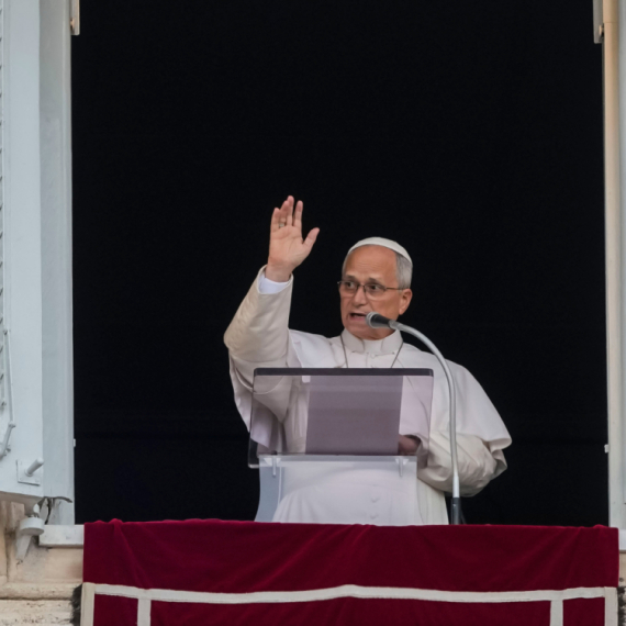 Papa Lav XIV prvi put u javnosti nakon operacije pluća: Obratio se vernicima FOTO