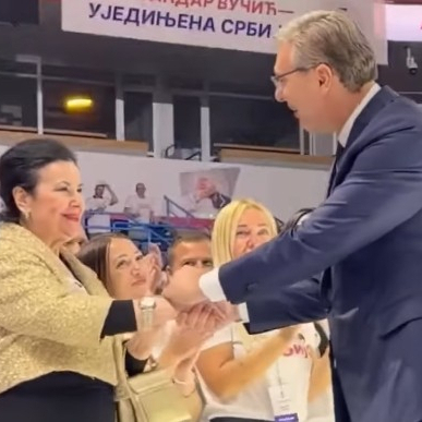 "Jedan poljubac hoću ja, neću tri, neću dva"; Vučić: Hvala dragoj Snežani na podršci i ljubavi VIDEO