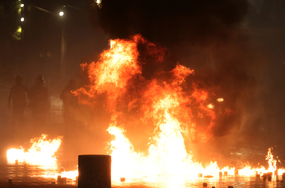 Katastrofalno stanje u Albaniji – sve gori: Demonstranti bacali kamenje, policija uzvratila suzavcem VIDEO