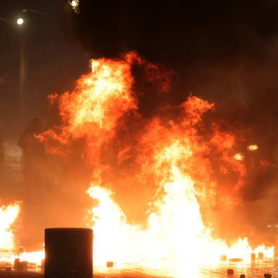 Katastrofalno stanje u Albaniji – sve gori: Demonstranti bacali kamenje, policija uzvratila suzavcem VIDEO
