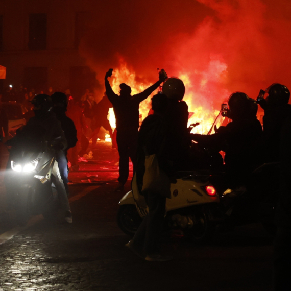 Haos u Francuskoj: Na ulicama neredi, prodavnice opljačkane, povređeni policajci VIDEO