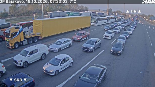 Hrvati otvorili samo dve trake na granici, ljudi čekaju i po šest sati: "Šikaniranje na jako"