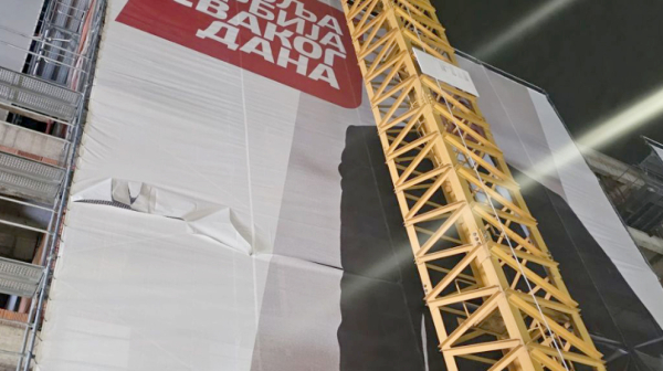 Oštetio baner u centru Kruševca, pa mu policija pretresla stan: Pronađen kokain