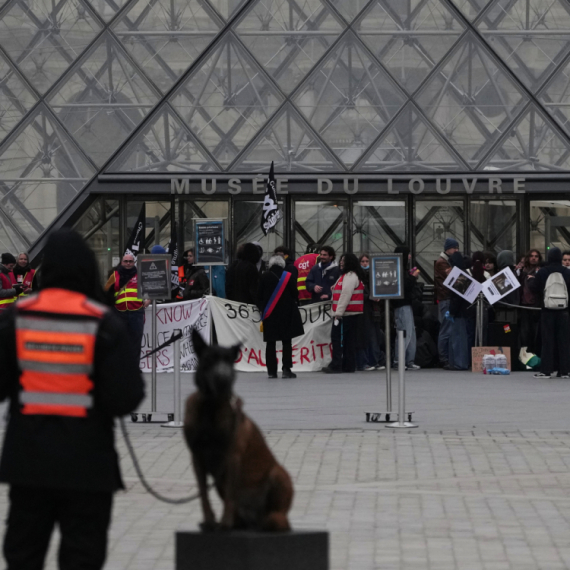 Važno obaveštenje za turiste: Zatvoren Luvr, blokirani ulazi