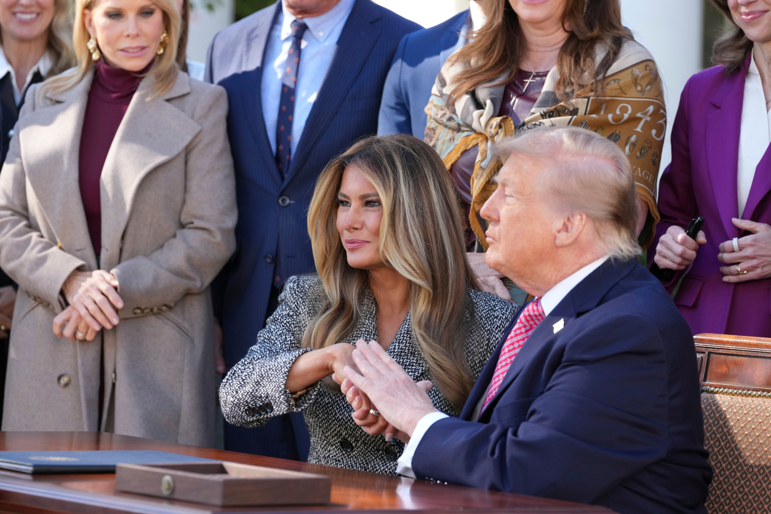 Šta je ovo bilo? Tramp pokušao da poljubi Melaniju, a onda...FOTO/VIDEO