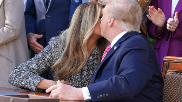 "Šta je ovo bilo?" Tramp pokušao da poljubi Melaniju, a onda...FOTO/VIDEO