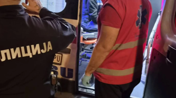 Blokaderi brutalno napali aktivistu SNS-a; "Šutirali su ga dok je ležao na zemelji"