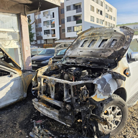 Haos na parkingu u Novom Sadu, izgorela tri automobila: "Probudile su nas sirene, plamen je bio ogroman" FOTO