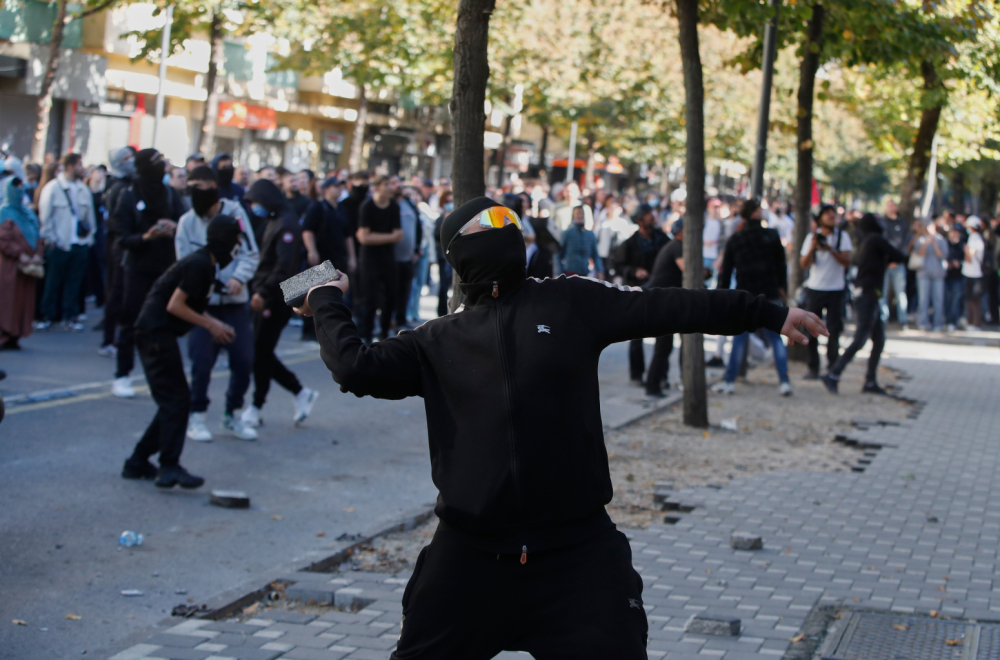 Osmi dan protesta, haos ne jenjava: Kamenicama napali policiju, odgovorili im suzavcem i vodenim topovima