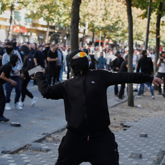 Osmi dan protesta, haos ne jenjava: Kamenicama napali policiju, odgovorili im suzavcem i vodenim topovima