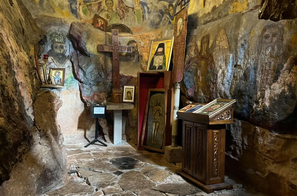 Manastir u pećini u obliku krsta: Ovo je jedna od najneverovatnijih pravoslavnih svetinja na Balkanu FOTO