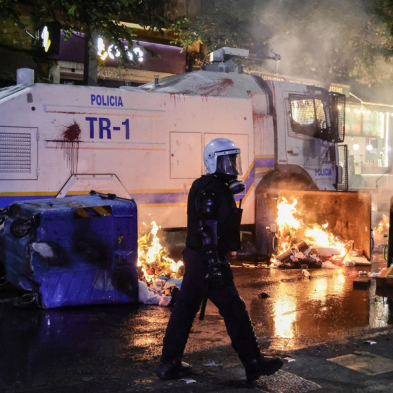 Bačen Molotovljev koktel na kancelariju Edija Rame; Ispaljeni meci VIDEO