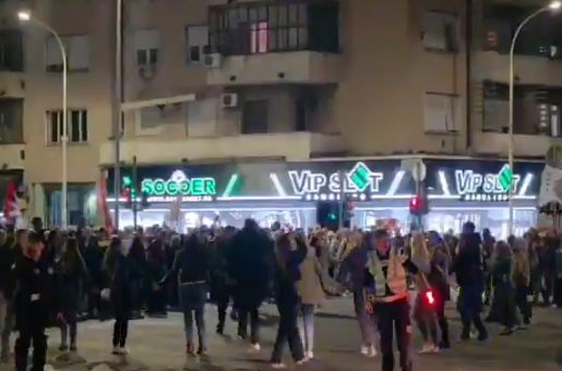 Blokaderi igraju kolo dok se u obližnjoj crkvi služi moleban za streljane đake VIDEO