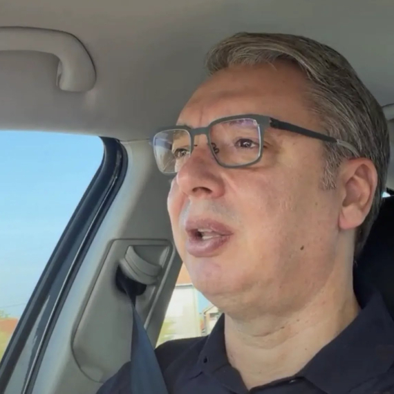 Vučić se obraća građanima na putu za Niš