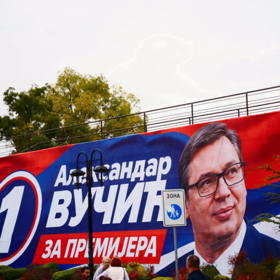 Vučić pešači od Niške tvrđave do trga: "Mnogo dobra energija, divni su se ljudi okupili u Nišu"