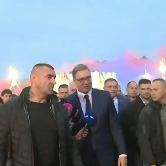 Vučić sa narodom pešačio od Niške tvrđave do trga: "Mnogo dobra energija, divni su se ljudi okupili u Nišu"