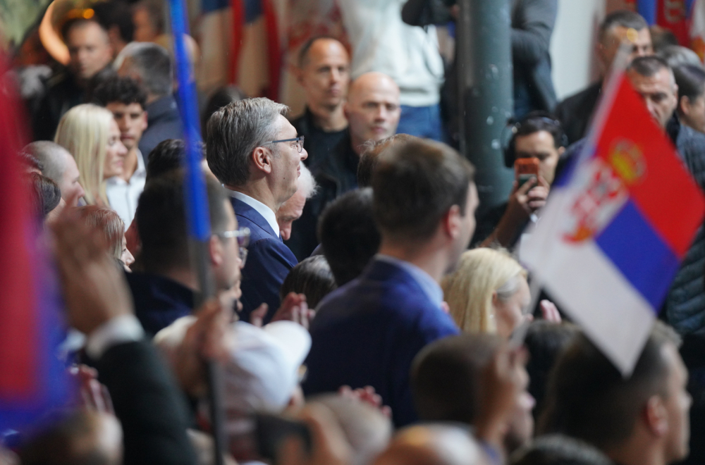 Vučić sa narodom pešačio od Niške tvrđave do trga: "Mnogo dobra energija, divni su se ljudi okupili u Nišu"