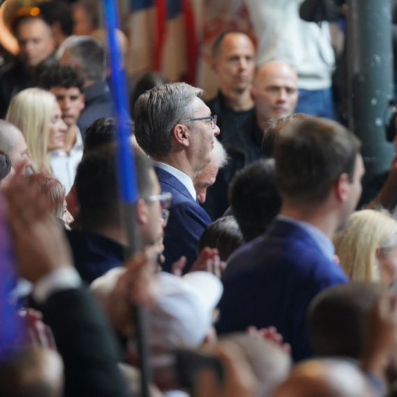 Vučić sa narodom pešačio od Niške tvrđave do trga: "Mnogo dobra energija, divni su se ljudi okupili u Nišu"