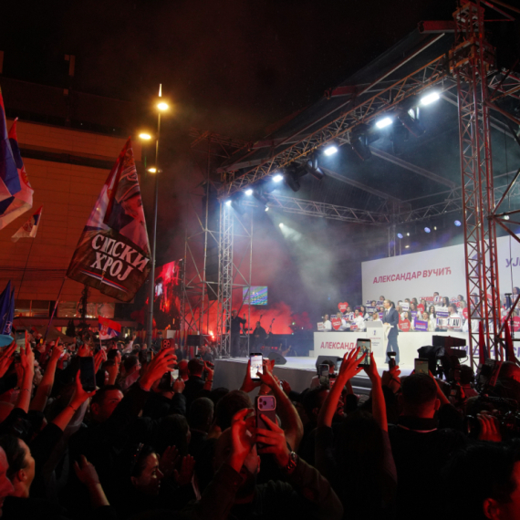 Vučić: "Vama spolja – Srbija je stena, tvrđava i nećete je slomiti!"; "Najviše energije i vremena za Niš"