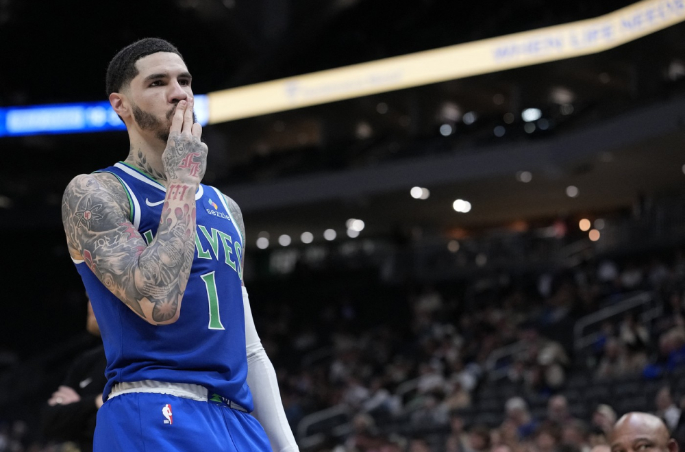 Zbog ovoga NBA gubi poštovanje – Bol šetao sa loptom u ruci, sudije slepe VIDEO