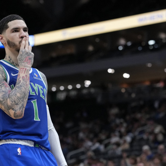 Zbog ovoga NBA gubi poštovanje – Bol šetao sa loptom u ruci, sudije "slepe" VIDEO