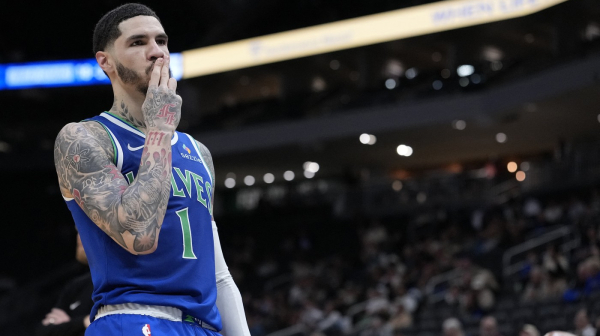 Zbog ovoga NBA gubi poštovanje – Bol šetao sa loptom u ruci, sudije "slepe" VIDEO