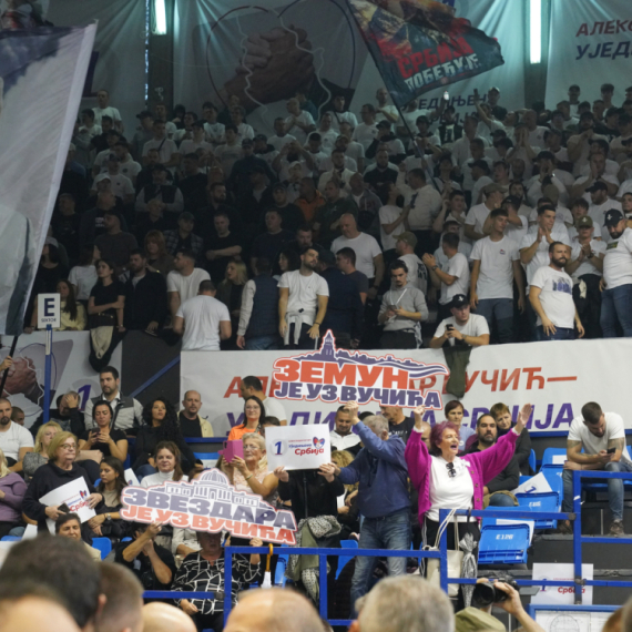 Obraća se Vučić na velikom skupu u Beogradu; Odjekuje "Ruzmarin"