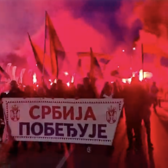 Baklje i povici "Pobeda!" u Smederevu: Građani se okupili i poslali poruku podrške "Ujedinjenoj Srbiji" VIDEO