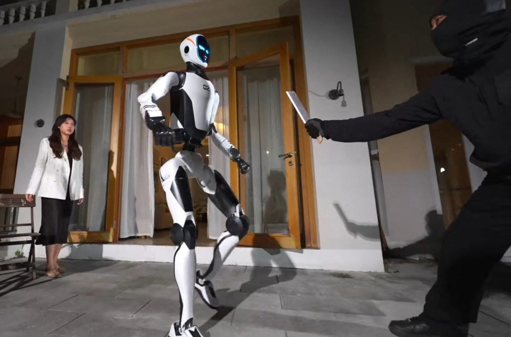 "Kung-fu legenda čuvar": Stigao robot koji diže automobile i čuva kuću FOTO