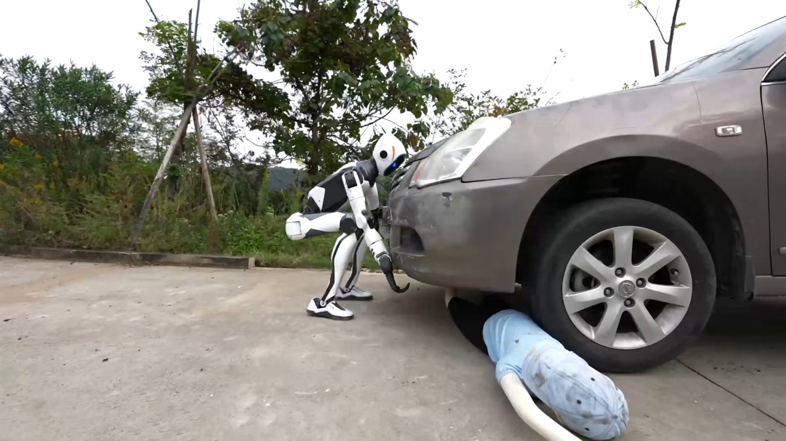 Kung-fu legenda čuvar: Stigao robot koji diže automobile i čuva kuću FOTO