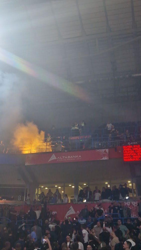 Opšti haos u Areni – tuča grobara, delija i policije! FOTO/VIDEO