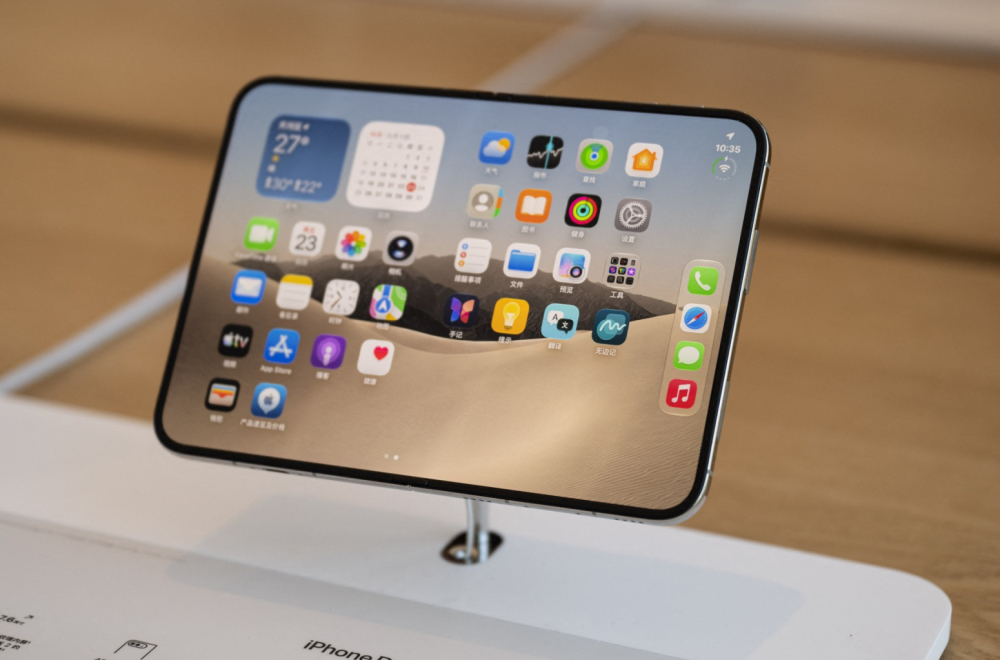 Prvi savitljivi iPhone pušten u prodaju: Redovi ispred radnji, ali tu je i veliki problem
