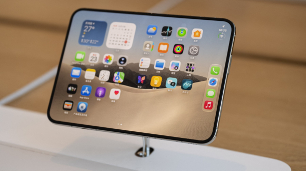 Prvi savitljivi iPhone pušten u prodaju: Redovi ispred radnji, ali tu je i veliki problem