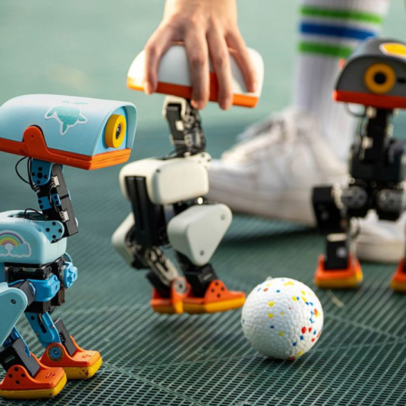 Šou u Berlinu: Roboti-patke slušaju čoveka u kožnoj jakni kao psi VIDEO