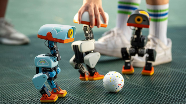 Šou u Berlinu: Roboti-patke slušaju čoveka u kožnoj jakni kao psi VIDEO
