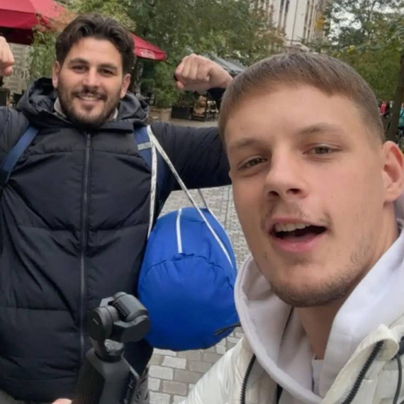 Krenuli na putovanje sa 20 evra u džepu: Andrija i Miloš oduševljaju Evropu, svaki dan se snalaze FOTO